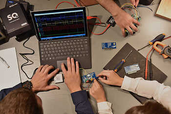 0_logic analyzers hands desktop view